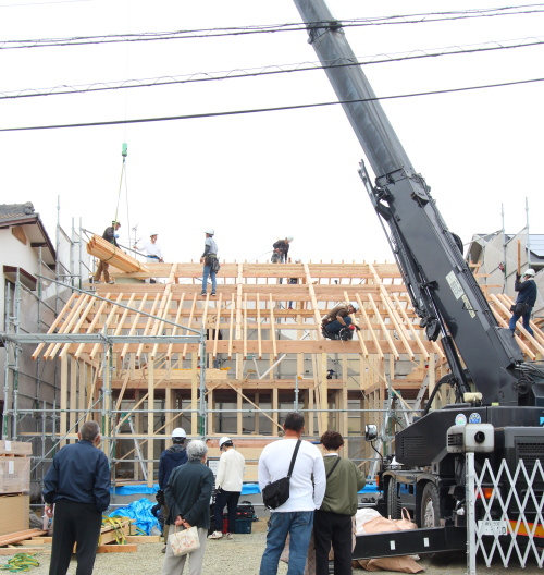 岡山市南区にて建築中の注文住宅、上棟で大屋根が見えてきました