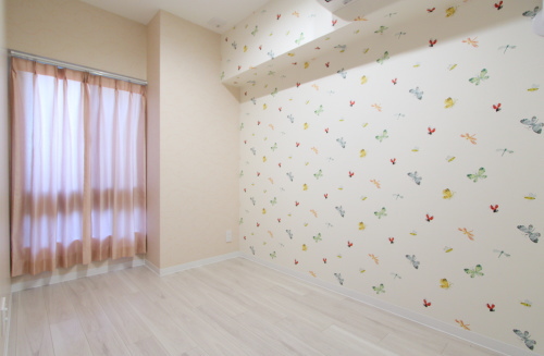 岡山市内の新築マンションのリノベーション工事、完成した輸入クロスがかわいいペットルーム