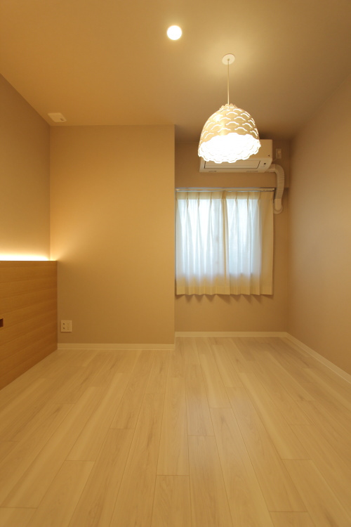 岡山市内の新築マンションのリノベーション工事、完成した寝室とペンダントライト