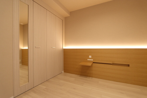 岡山市内の新築マンションのリノベーション工事、完成したピンクベージュの寝室