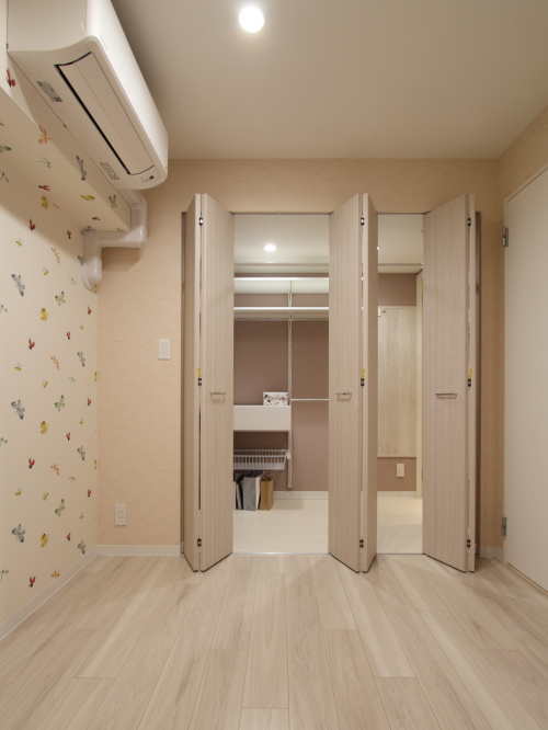 岡山市内の新築マンションのリノベーション工事、完成した個室と収納スペース