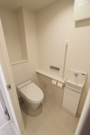 岡山市内の新築マンションのリノベーション工事、工事前の真っ白なトイレ