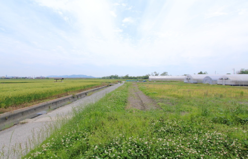 岡山市東区にて建築中の注文住宅、北海道のようなのどかな景色が広がります