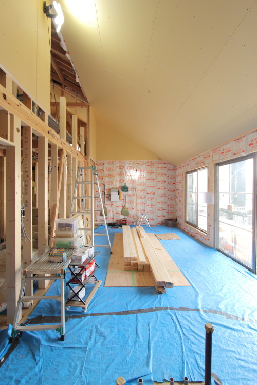 岡山市南区にて建築中の注文住宅、屋根の勾配を室内からも楽しめる勾配天井のLDK
