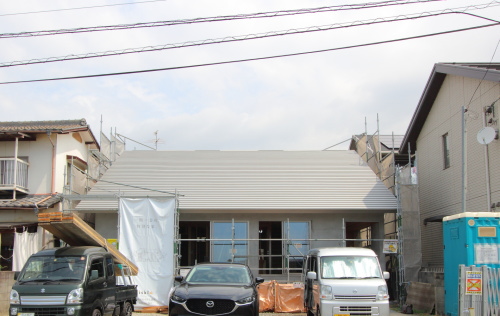 岡山市南区にて建築中の注文住宅、大きな屋根が特徴的な外観