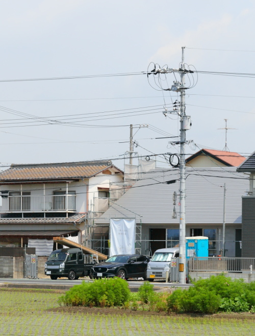 岡山市南区にて建築中の注文住宅、大きな屋根が特徴的な外観