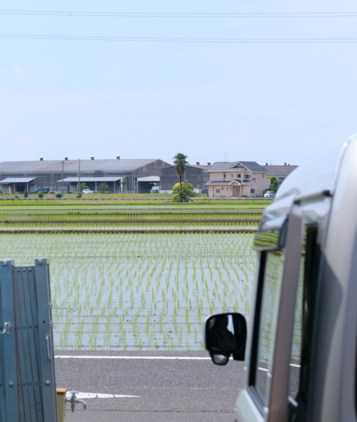 岡山市南区にて建築中の注文住宅、大工さんの車と田園風景