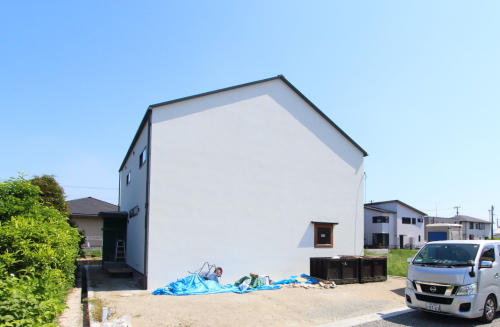 早島町にて建築中の注文住宅、窓が少ないオシャレな住宅外観