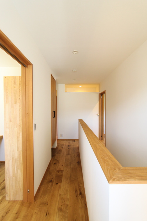 早島にて完成した注文住宅、木と白のバランスが絶妙な2階のホール
