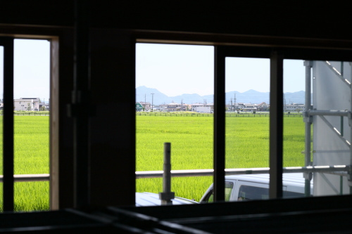岡山市南区にて建築中の注文住宅、LDKから見えるあざやかな田園風景