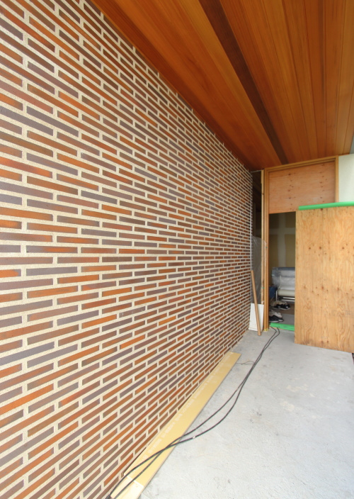 岡山市南区芳泉にて建築中の注文住宅、玄関アプローチのタイル壁