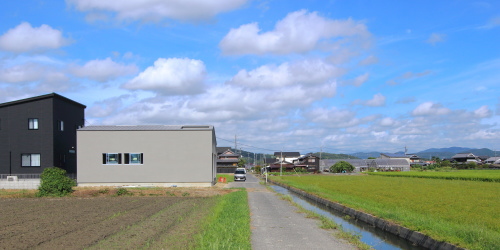 岡山市東区に完成した田園風景を眺める平屋の家、グレーのモダンな住宅外観