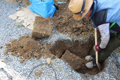 屋外では給排水配管の工事中