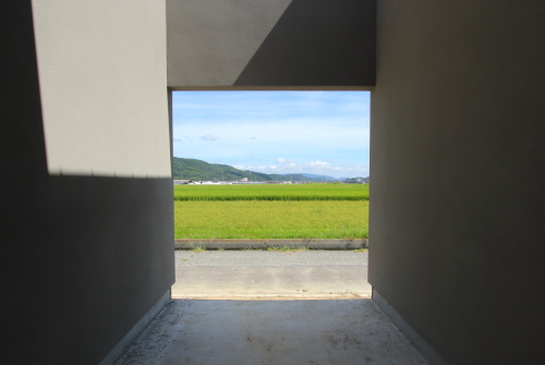 岡山市東区に完成した田園風景を眺める平屋の家、景色を切り取るコートヤード