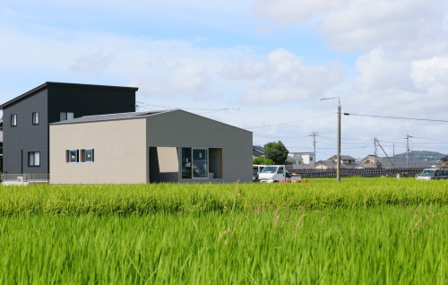 岡山市東区に完成した田園風景を眺める平屋の家、グレーのモダンな住宅外観