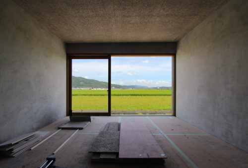 岡山市東区に完成した田園風景を眺める平屋の家、LDKから見える雄大な景色