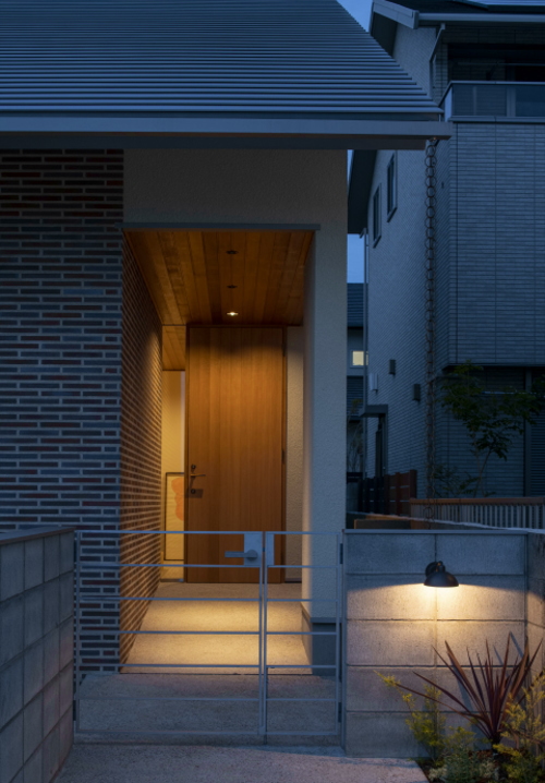 岡山市南区に完成した平屋に見える2階建ての注文住宅、夜の住宅外観