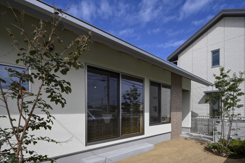 平屋に見える2階建ての住宅外観