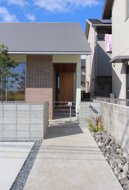 岡山市南区に完成した平屋に見える2階建ての注文住宅、まっすぐ続く玄関アプローチと門扉